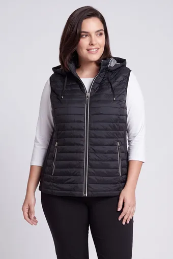 Melna stepēta stepēta veste ar kapuci