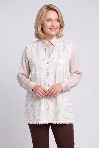 Bēša un balta veste ar dekoratīvu rakstu